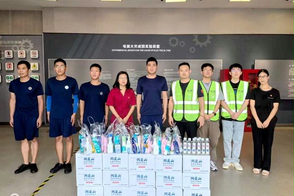 开展“”夏季送清凉”活动,致敬一线工作者 开展“”夏季送清凉”活动,致敬一线工作者