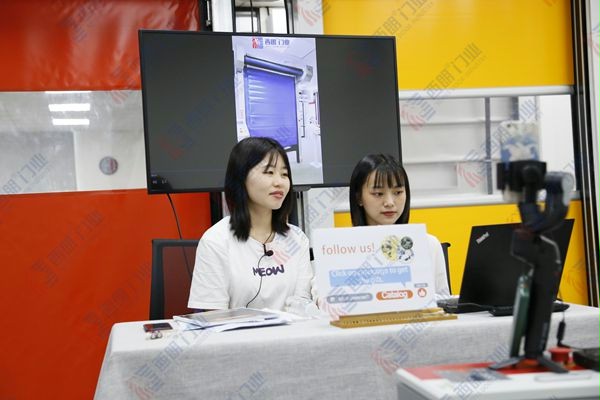 直播快速卷帘门小姐姐 直播快速卷帘门小姐姐